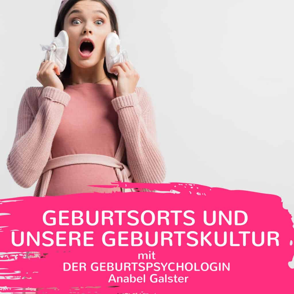 Frau hält Baby-Schuhe an die Ohren, symbolisiert Geburtskultur und Psychologie.
