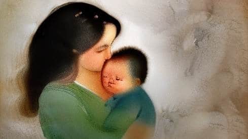 Mutter hält Neugeborenes liebevoll im Arm, Fokus auf Nähe und Geborgenheit.