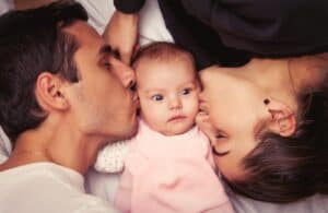 Unterstützung für Familien bei der Geburt und Elternschaft.