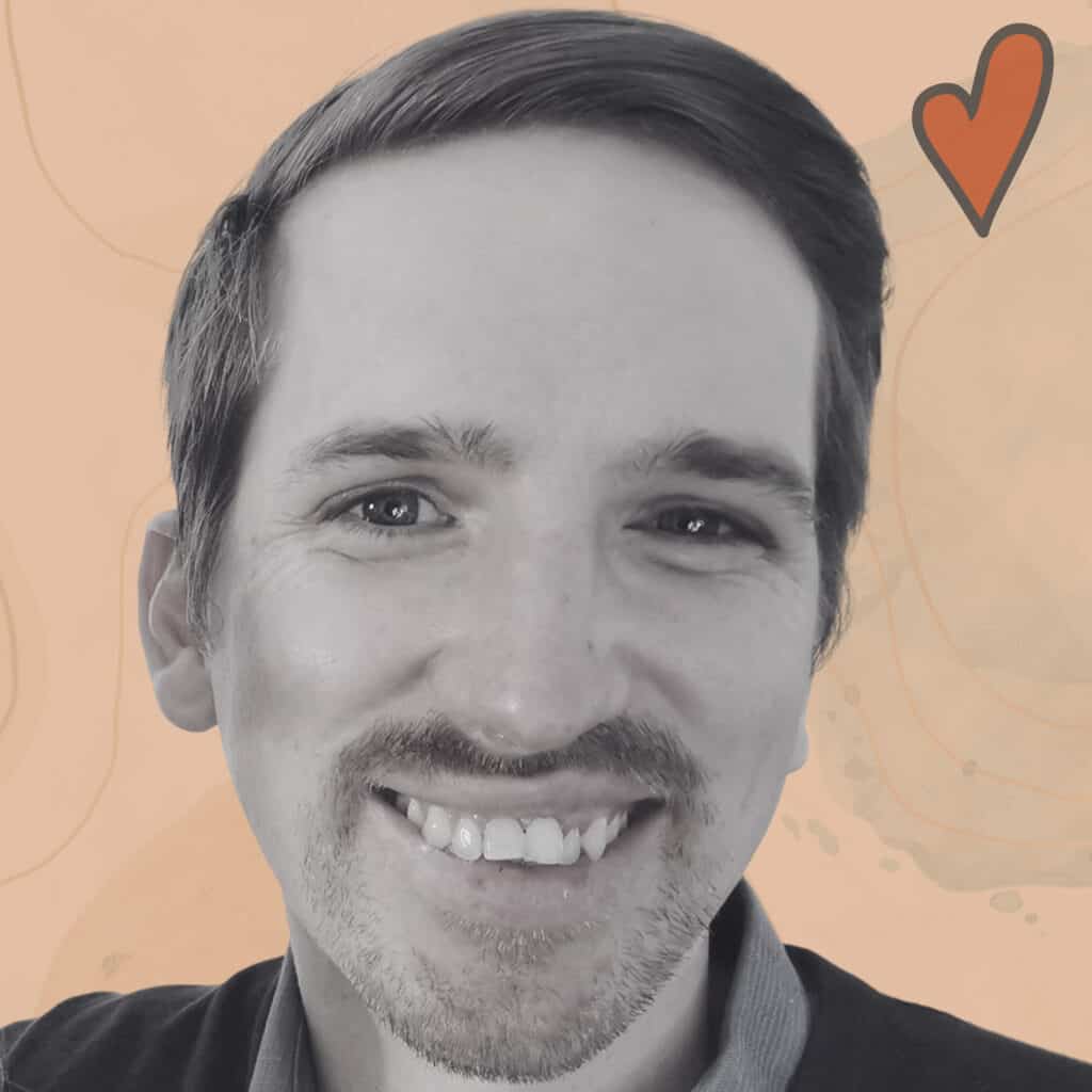 Freundlicher Mann mit Lächeln, symbolisiert Unterstützung bei Geburt und Elternschaft.
